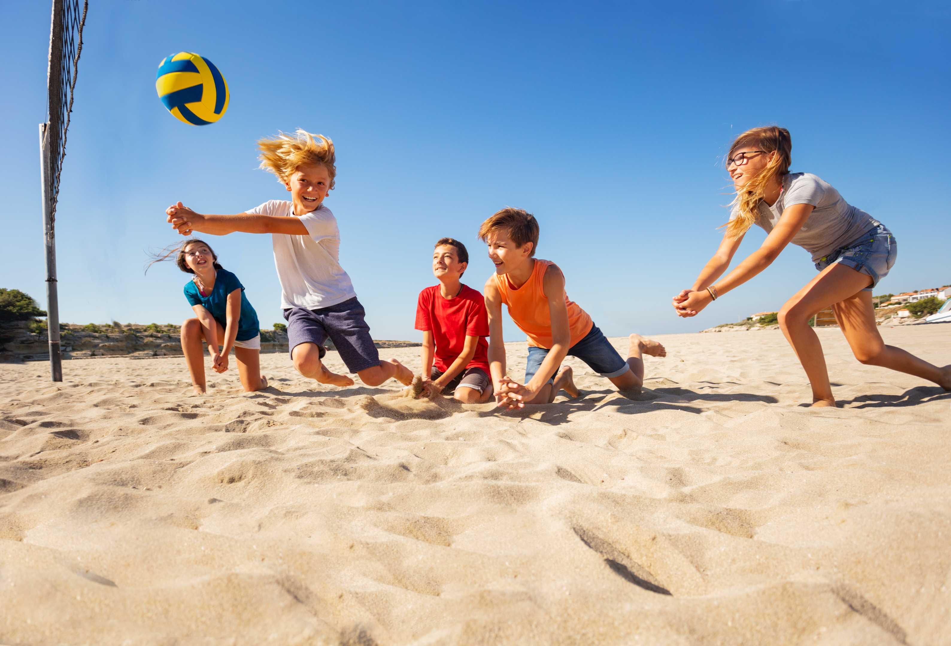 During their holidays. Детский волейбол на пляже. Пляжный волейбол дети. Волейбол на пляже. Волейбол дети.